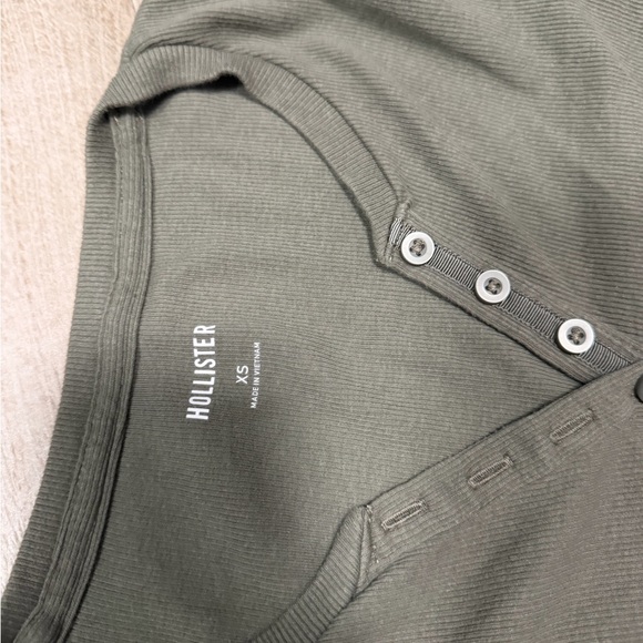 NWOT Hollister Set of 2 Henley Short Sleeve Tops - Olive Green & Light Heather - Picture 5 of 7
